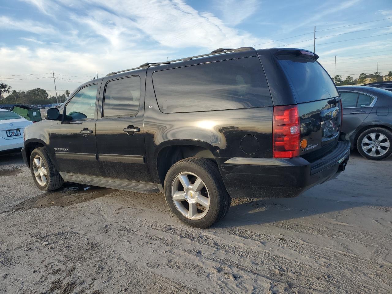 Image 2 of 2014 CHEVROLET SUBURBAN K1500 LT 2014 with VIN 1GNSKJE7XER142171