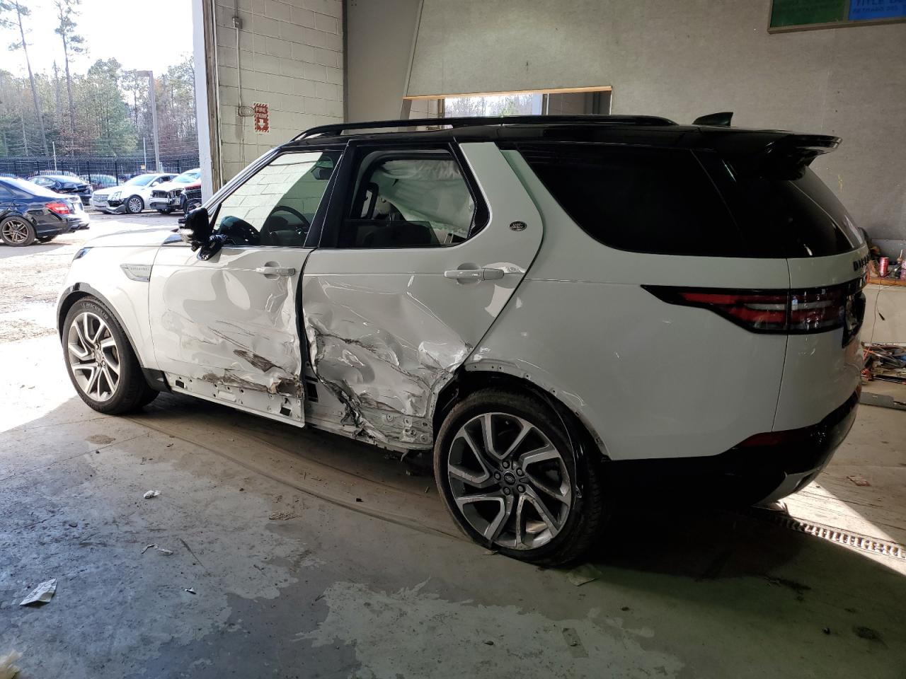 Obraz 2 z 2020 LAND ROVER DISCOVERY LANDMARK 2020 z VIN SALRU2RV7L2437792