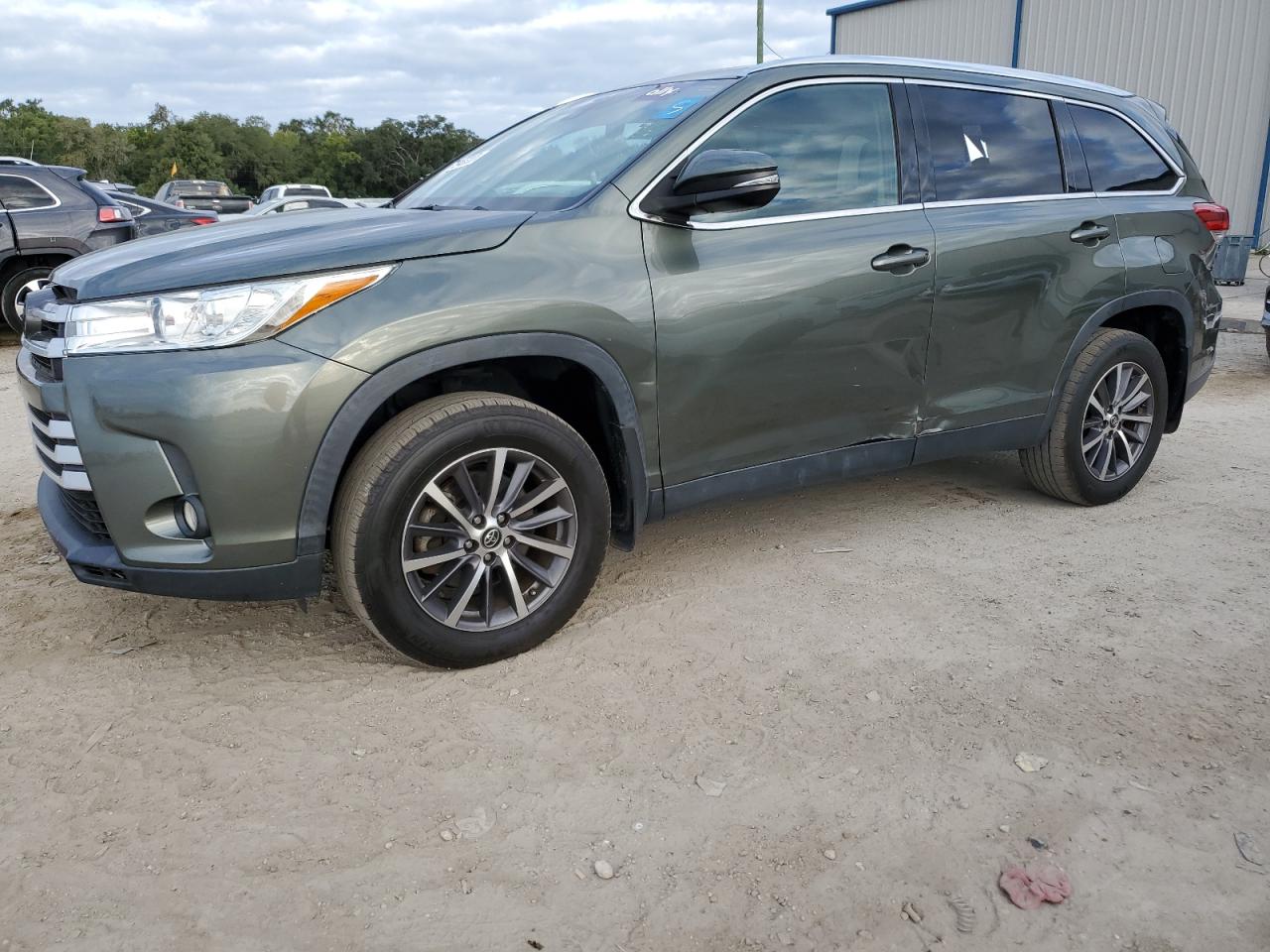 Изображение 1 2019 TOYOTA HIGHLANDER SE 2019 с VIN 5TDJZRFH1KS989180