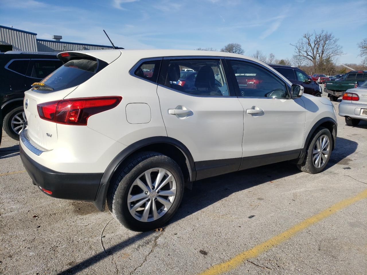 Obraz 3 z 2018 NISSAN ROGUE SPORT S 2018 z VIN JN1BJ1CP3JW104505
