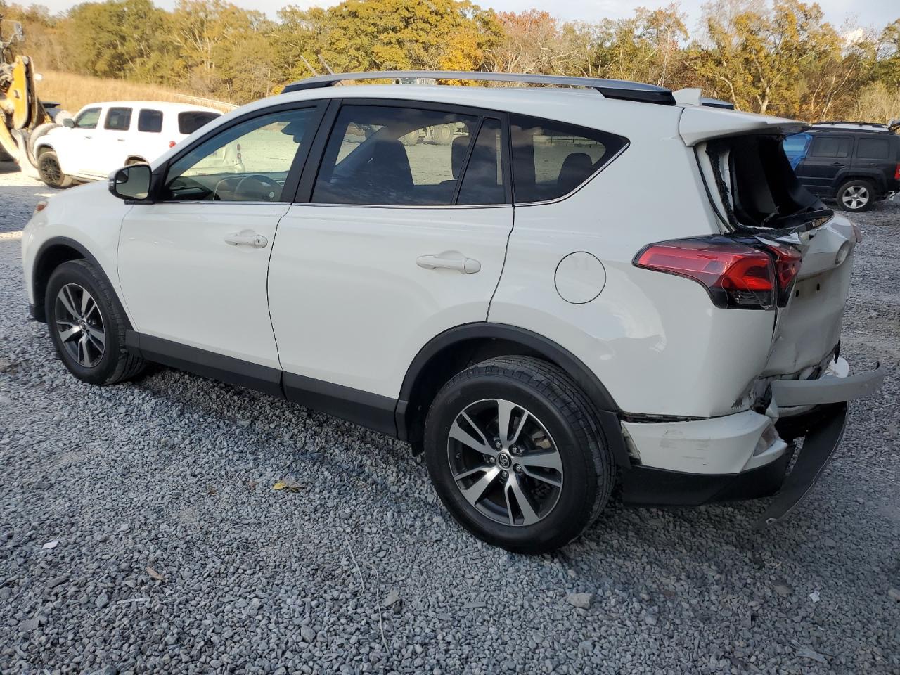 Изображение 2 2017 TOYOTA RAV4 XLE 2017 с VIN JTMWFREVXHJ707677