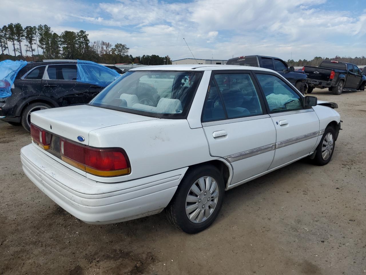 Image 3 of 1995 FORD ESCORT LX 1995 with VIN 3FASP13J8SR206447
