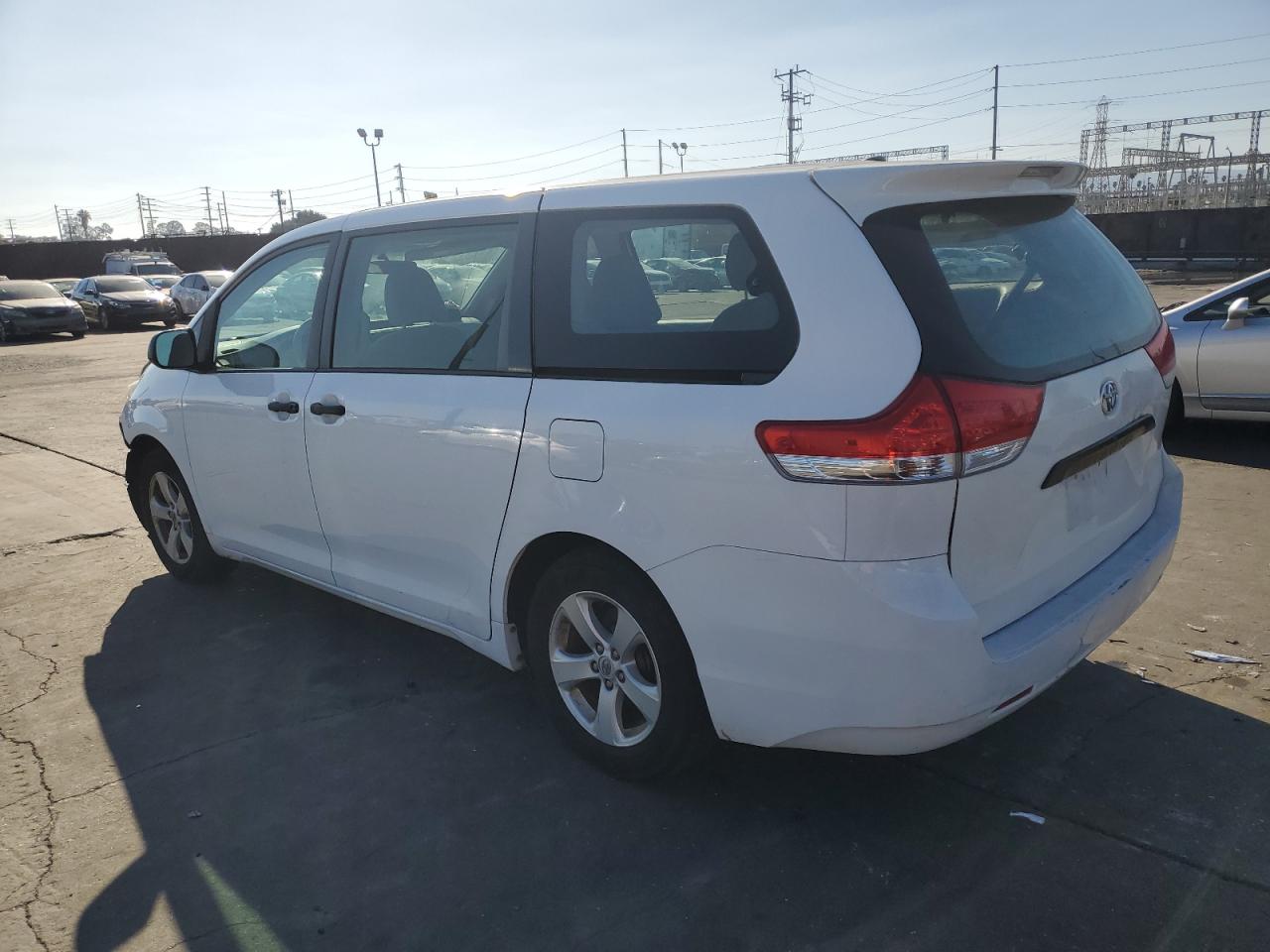 Obraz 2 z 2013 TOYOTA SIENNA  2013 z VIN 5TDZK3DC7DS360232