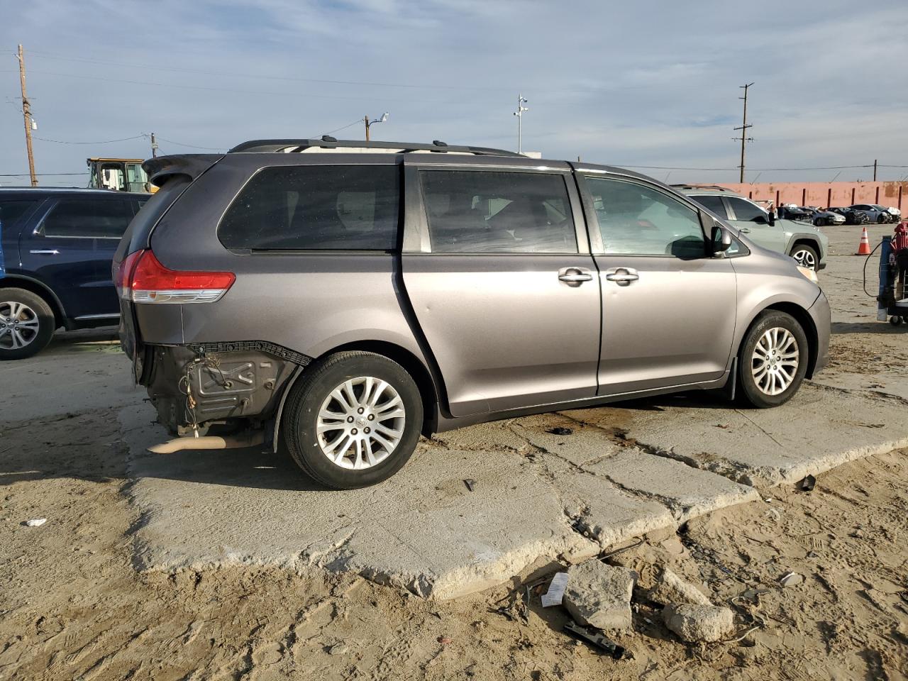 Image 3 of 2013 TOYOTA SIENNA XLE 2013 with VIN 5TDYK3DC6DS315651