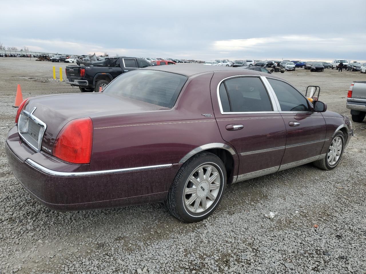 Image 3 of 2006 LINCOLN TOWN CAR SIGNATURE LIMITED 2006 with VIN 1LNHM82V66Y617570