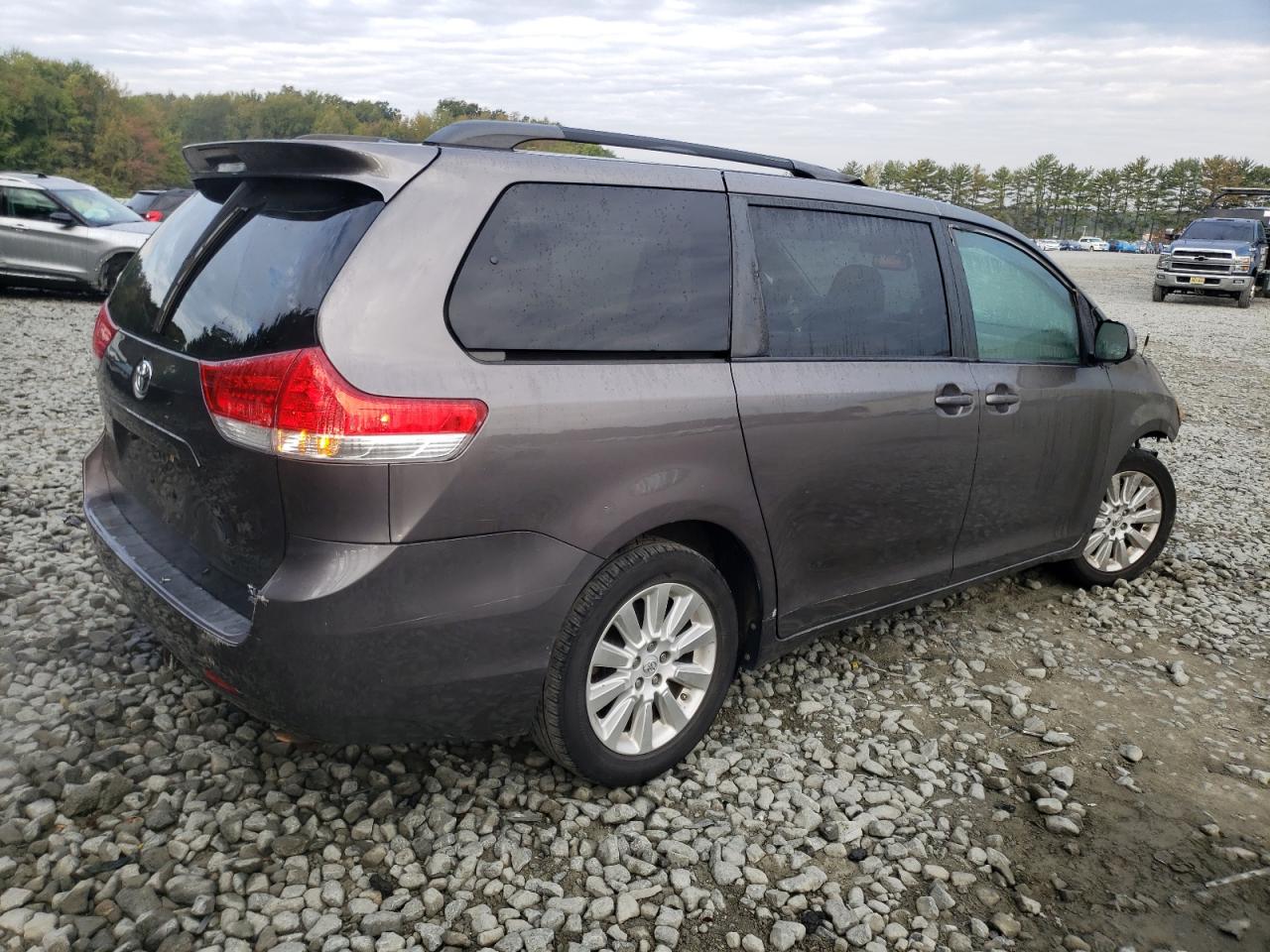 Image 3 of 2014 TOYOTA SIENNA XLE 2014 with VIN 5TDDK3DC6ES077963