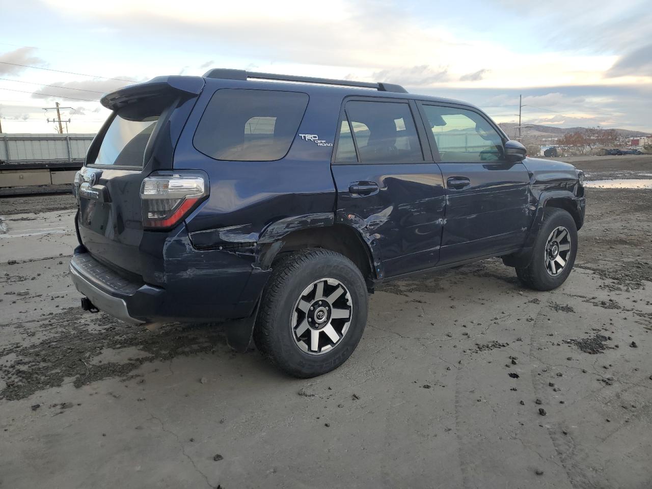 Obraz 3 z 2023 TOYOTA 4RUNNER SE 2023 z VIN JTEPU5JR4P6101767
