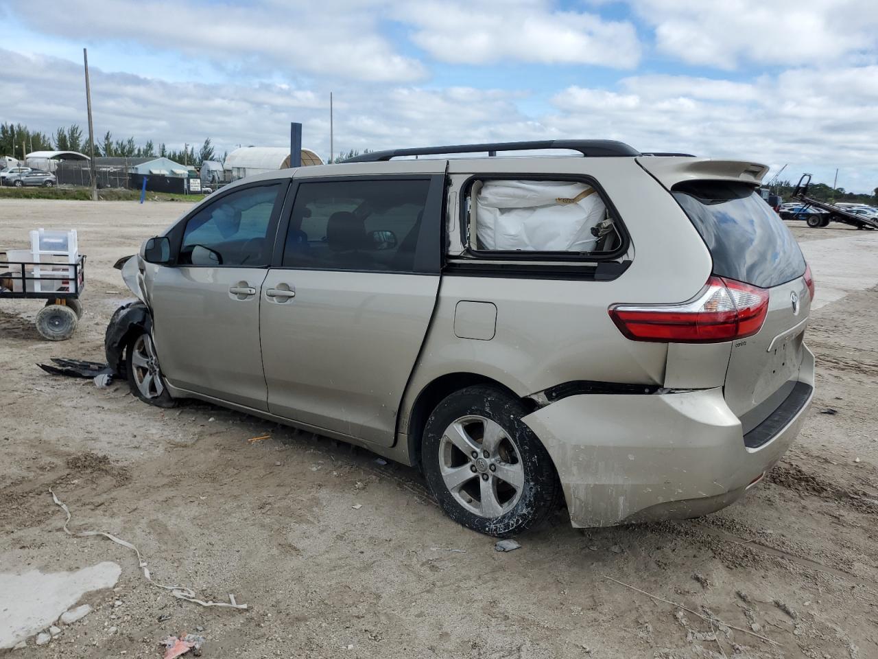 Изображение 2 2017 TOYOTA SIENNA LE 2017 с VIN 5TDKZ3DC8HS896397