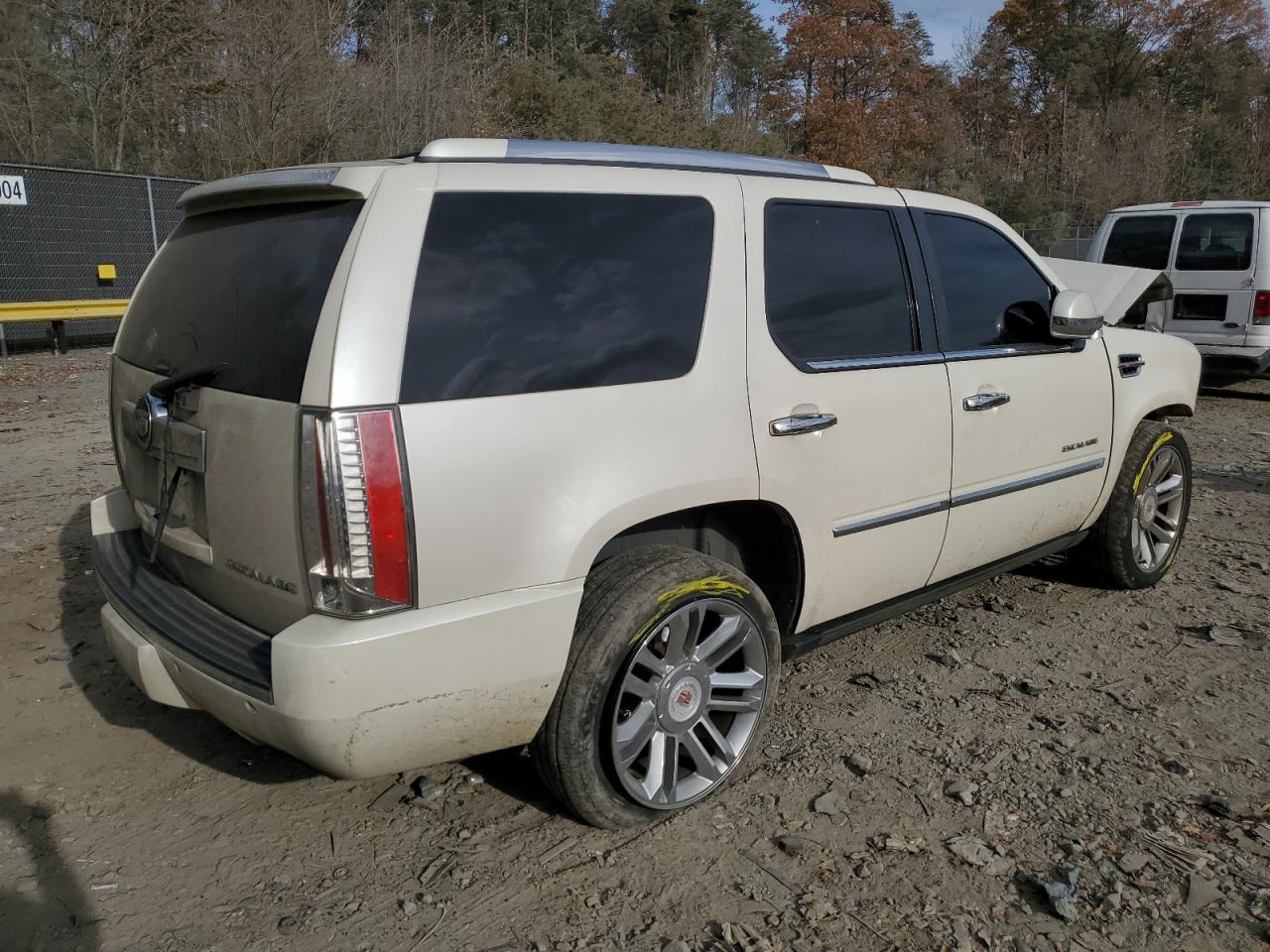 Image 3 of 2011 CADILLAC ESCALADE PLATINUM 2011 with VIN 1GYS4DEF1BR303945