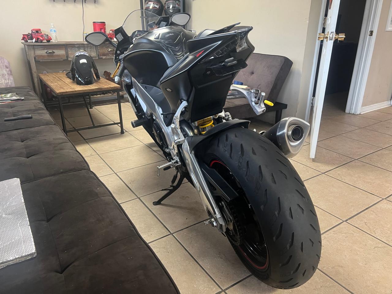 Image 3 of 2013 APRILIA RSV4 R 2013 with VIN ZD4RKU042DS000317