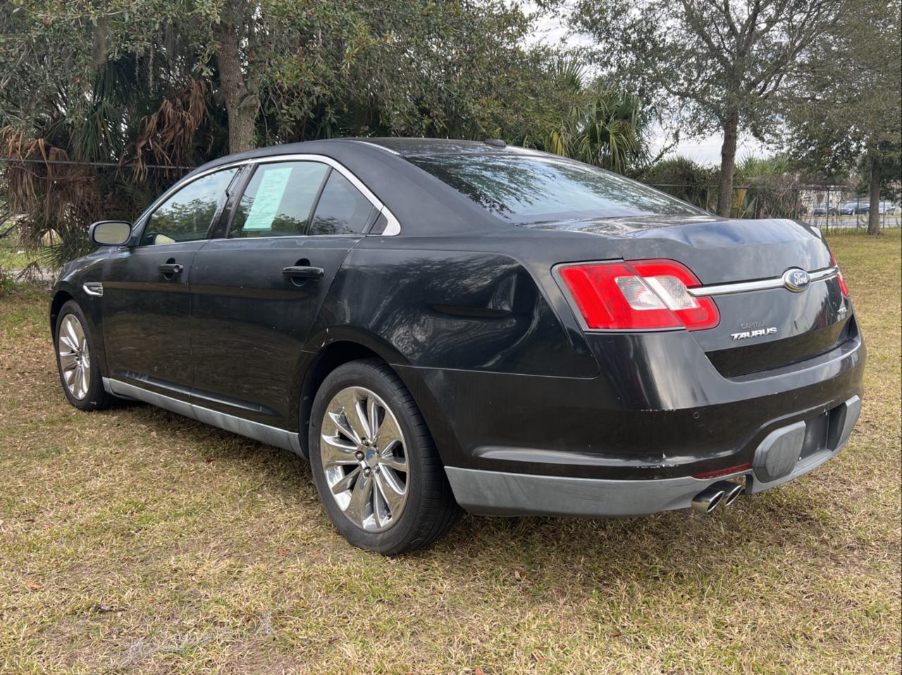 Image 3 of 2010 FORD TAURUS LIMITED 2010 with VIN 1FAHP2FW5AG127962
