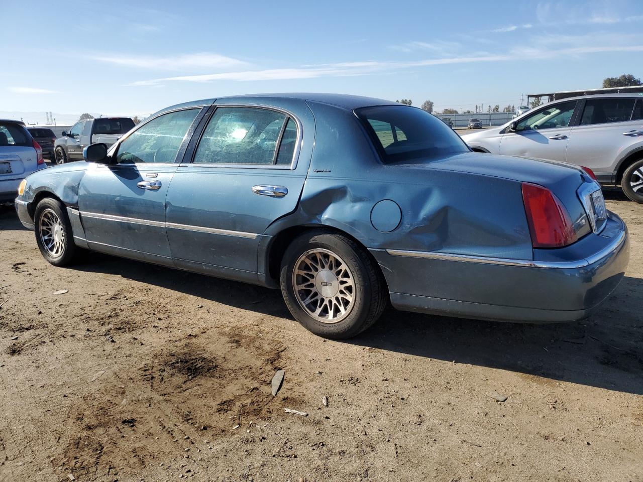 Изображение 2 2001 LINCOLN TOWN CAR SIGNATURE 2001 с VIN 1LNHM82W91Y738868