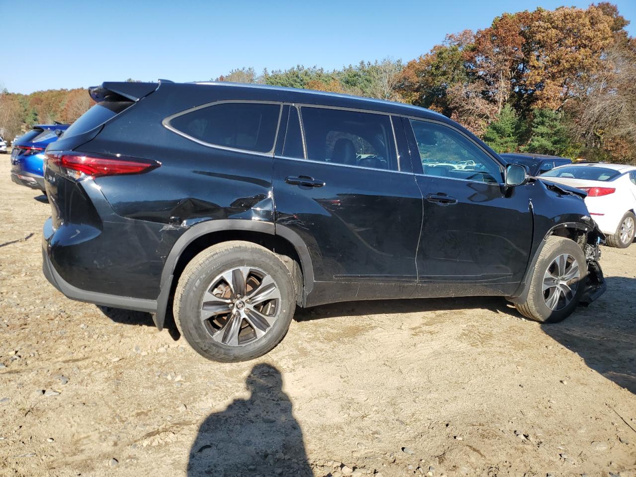 Image 3 of 2021 TOYOTA HIGHLANDER XLE 2021 with VIN 5TDGZRBHXMS532449