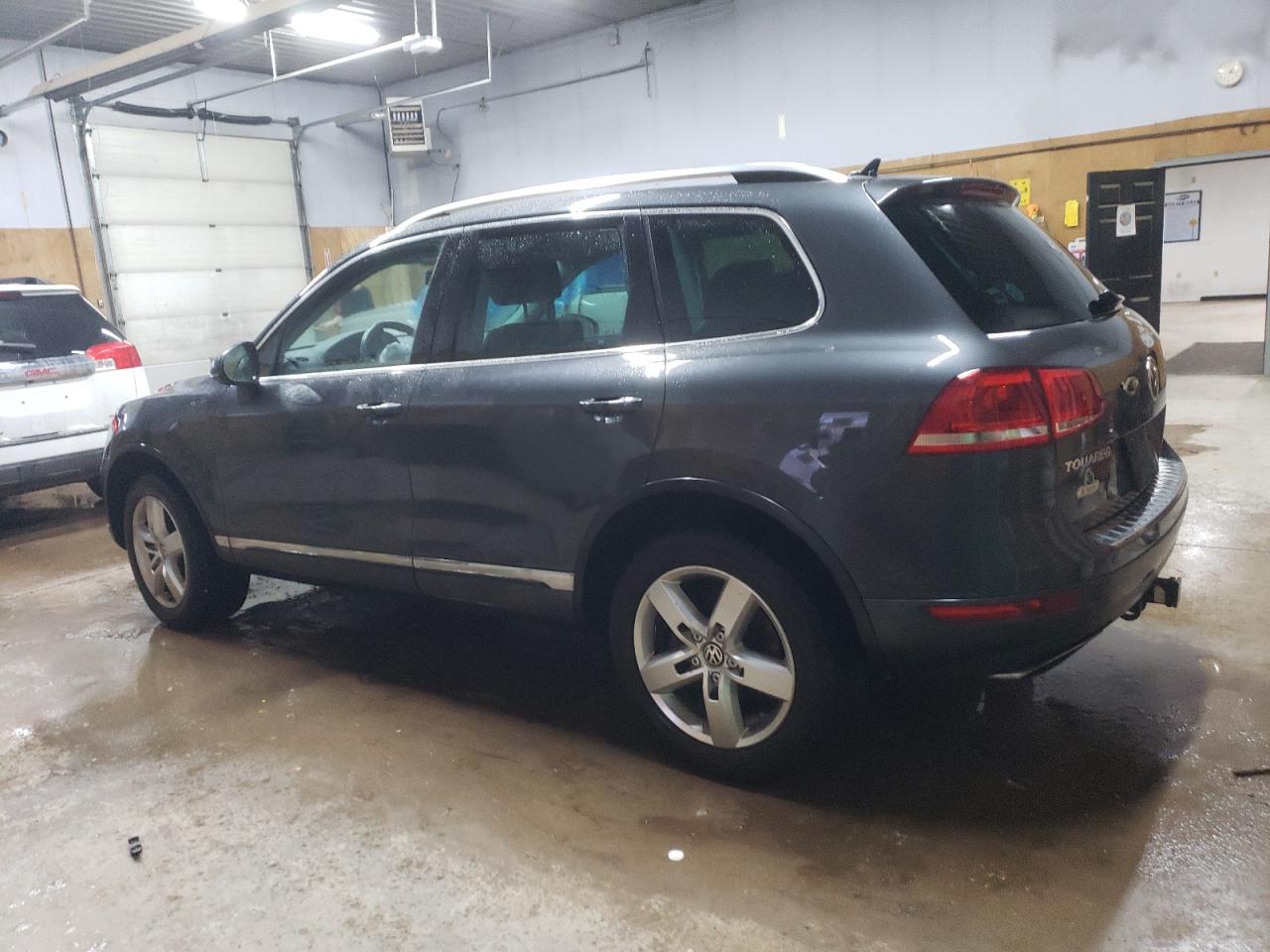 Obraz 2 z 2014 VOLKSWAGEN TOUAREG V6 2014 z VIN WVGEF9BP4ED012442