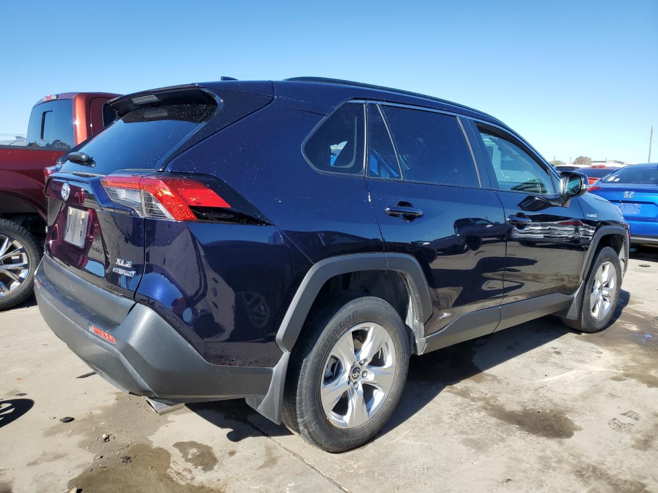 Image 3 of 2019 TOYOTA RAV4 XLE 2019 with VIN JTMRWRFV1KD017642