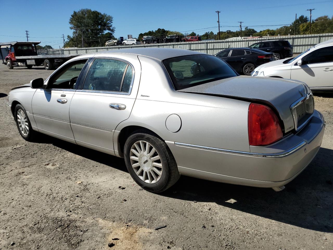 Изображение 2 2004 LINCOLN TOWN CAR EXECUTIVE 2004 с VIN 1LNHM81W64Y640659