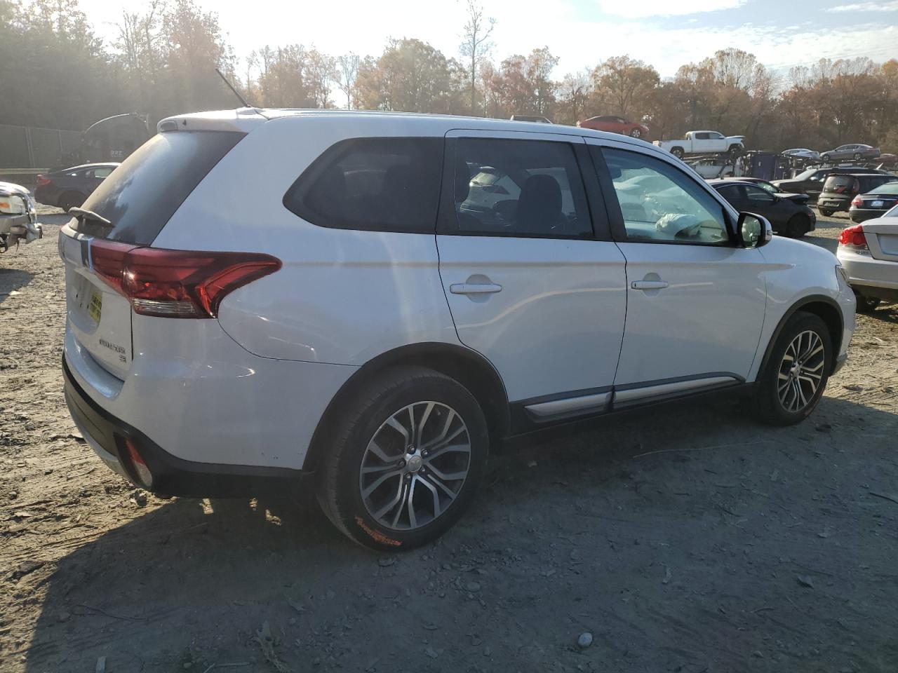 Obraz 3 z 2016 MITSUBISHI OUTLANDER SE 2016 z VIN JA4AZ3A39GZ023149