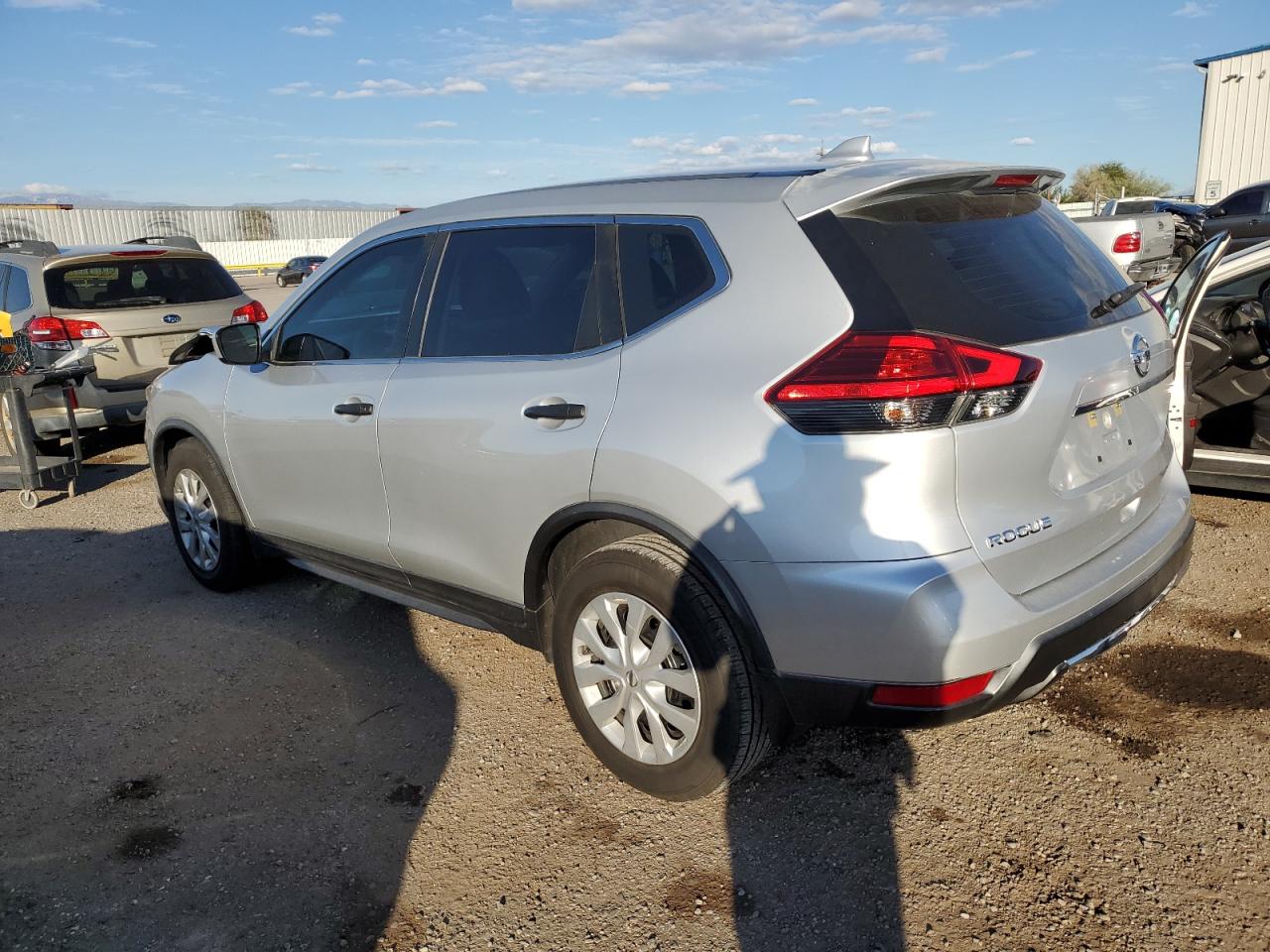 Obraz 2 z 2017 NISSAN ROGUE S 2017 z VIN KNMAT2MT7HP557762