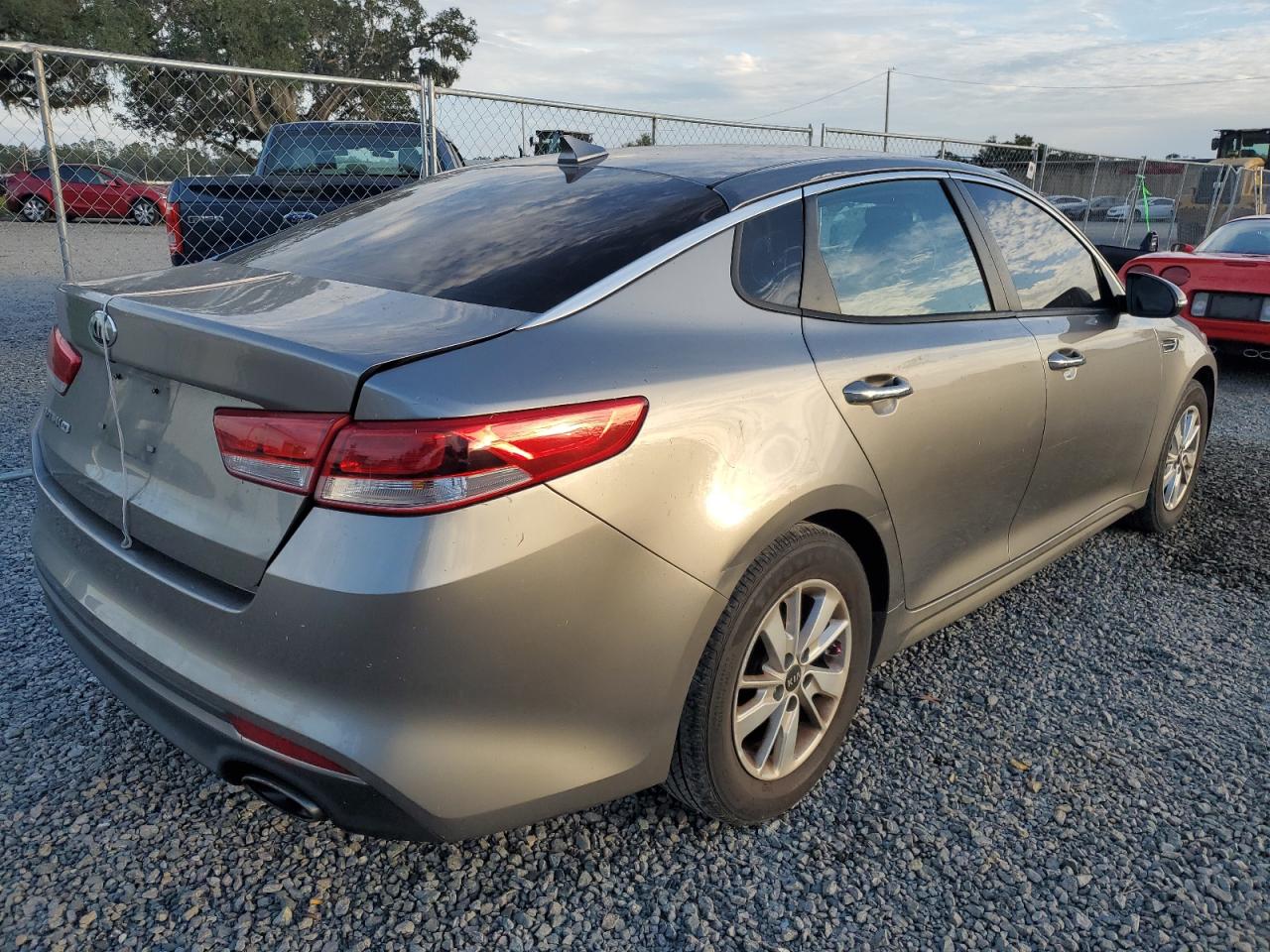 Obraz 3 z 2017 KIA OPTIMA LX 2017 z VIN 5XXGT4L35HG177639