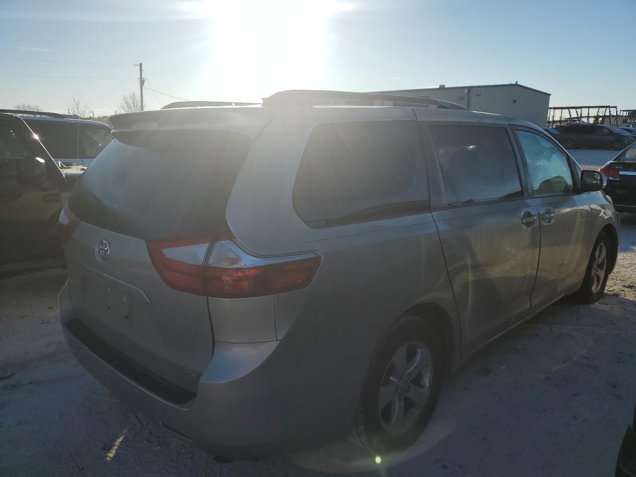 Obraz 3 z 2016 TOYOTA SIENNA LE 2016 z VIN 5TDKK3DC9GS736967