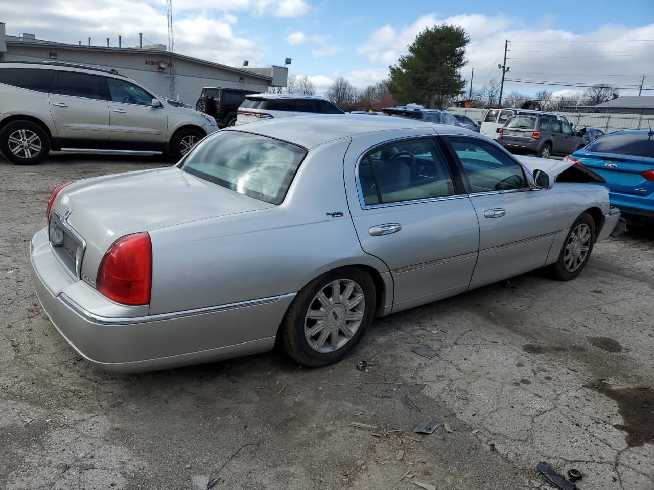 Image 3 of 2007 LINCOLN TOWN CAR SIGNATURE LIMITED 2007 with VIN 1LNHM82VX7Y623891