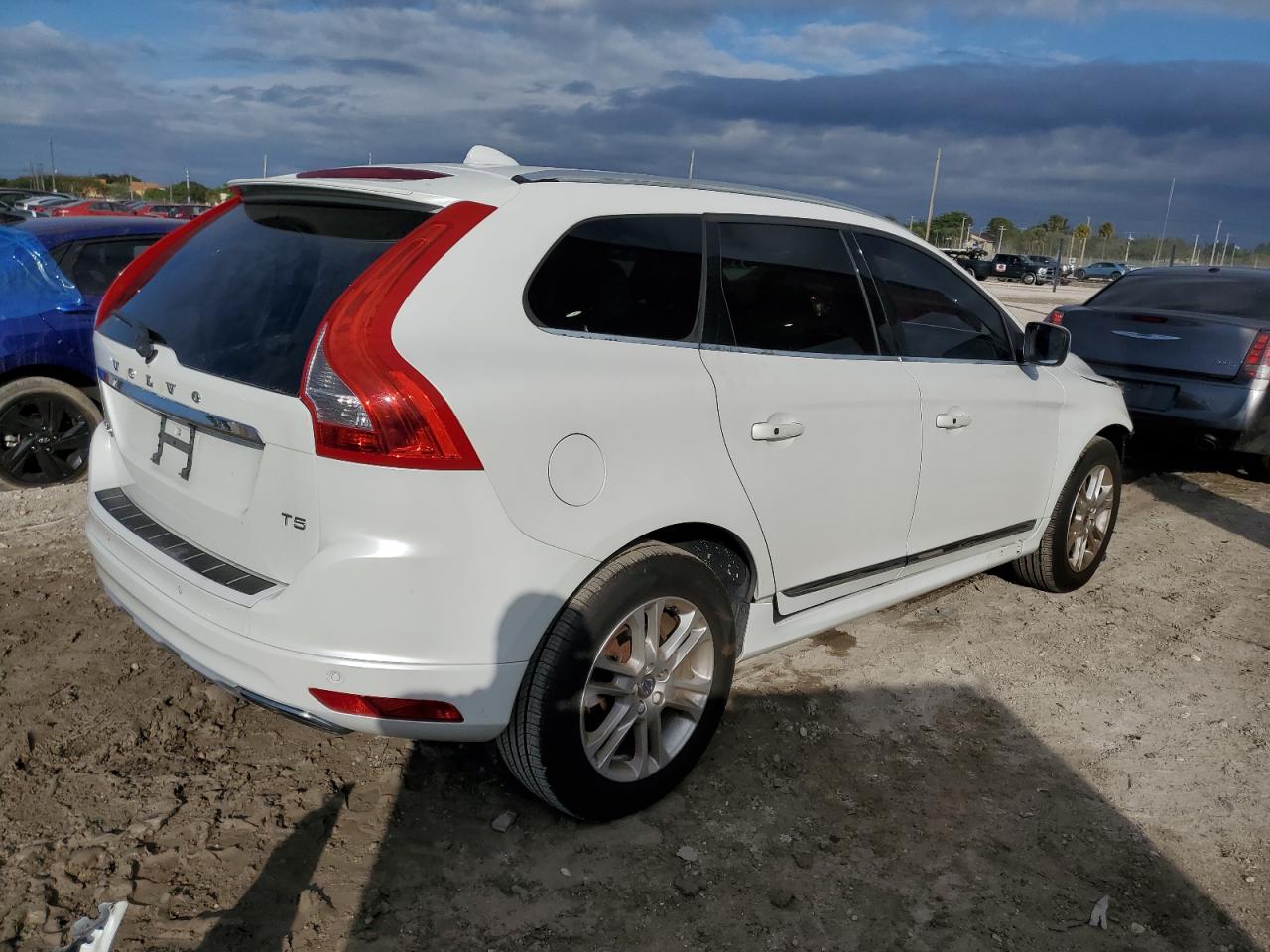 Image 3 of 2016 VOLVO XC60 T5 PREMIER 2016 with VIN YV440MDKXG2905684