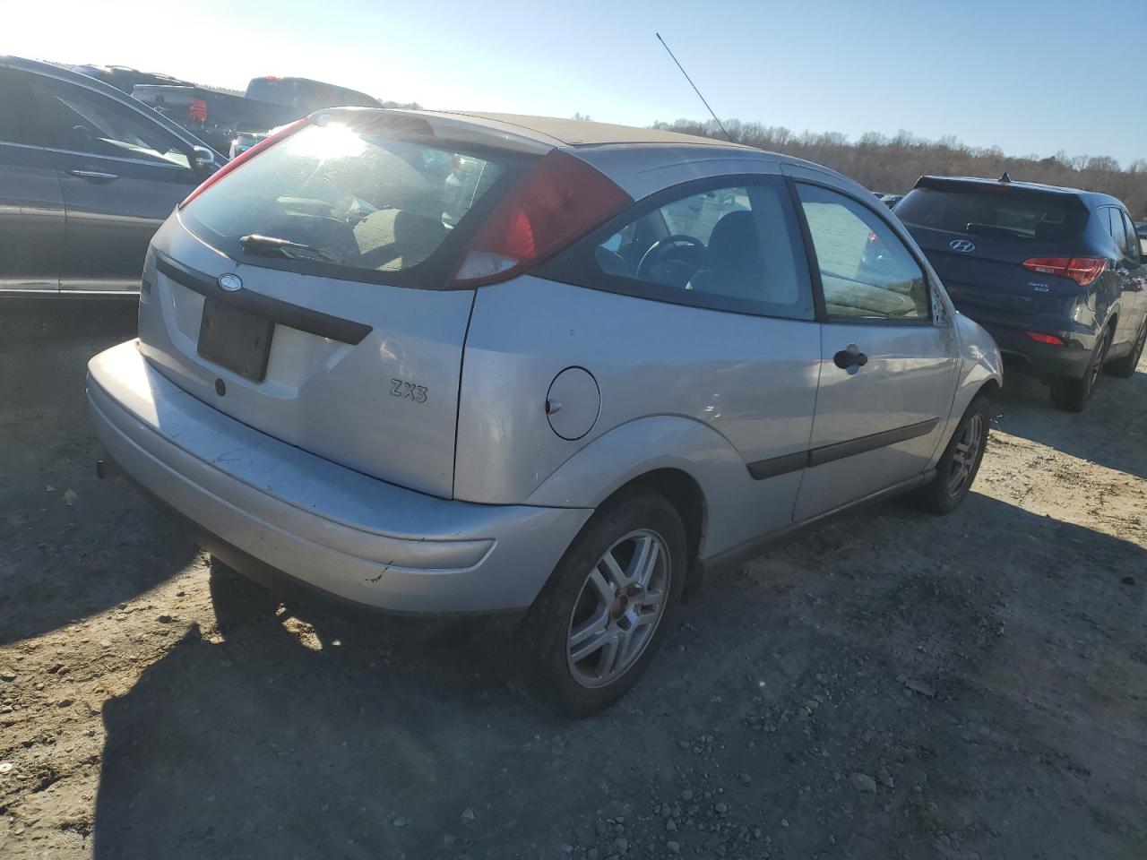 Image 3 of 2000 FORD FOCUS ZX3 2000 with VIN 3FAFP3133YR191379