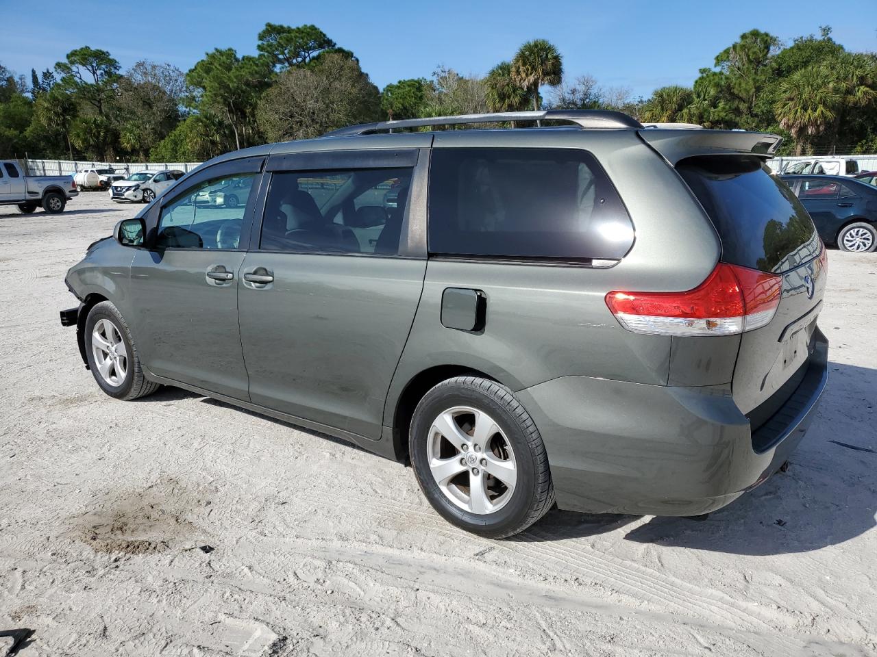 Изображение 2 2013 TOYOTA SIENNA LE 2013 с VIN 5TDKK3DC9DS334331