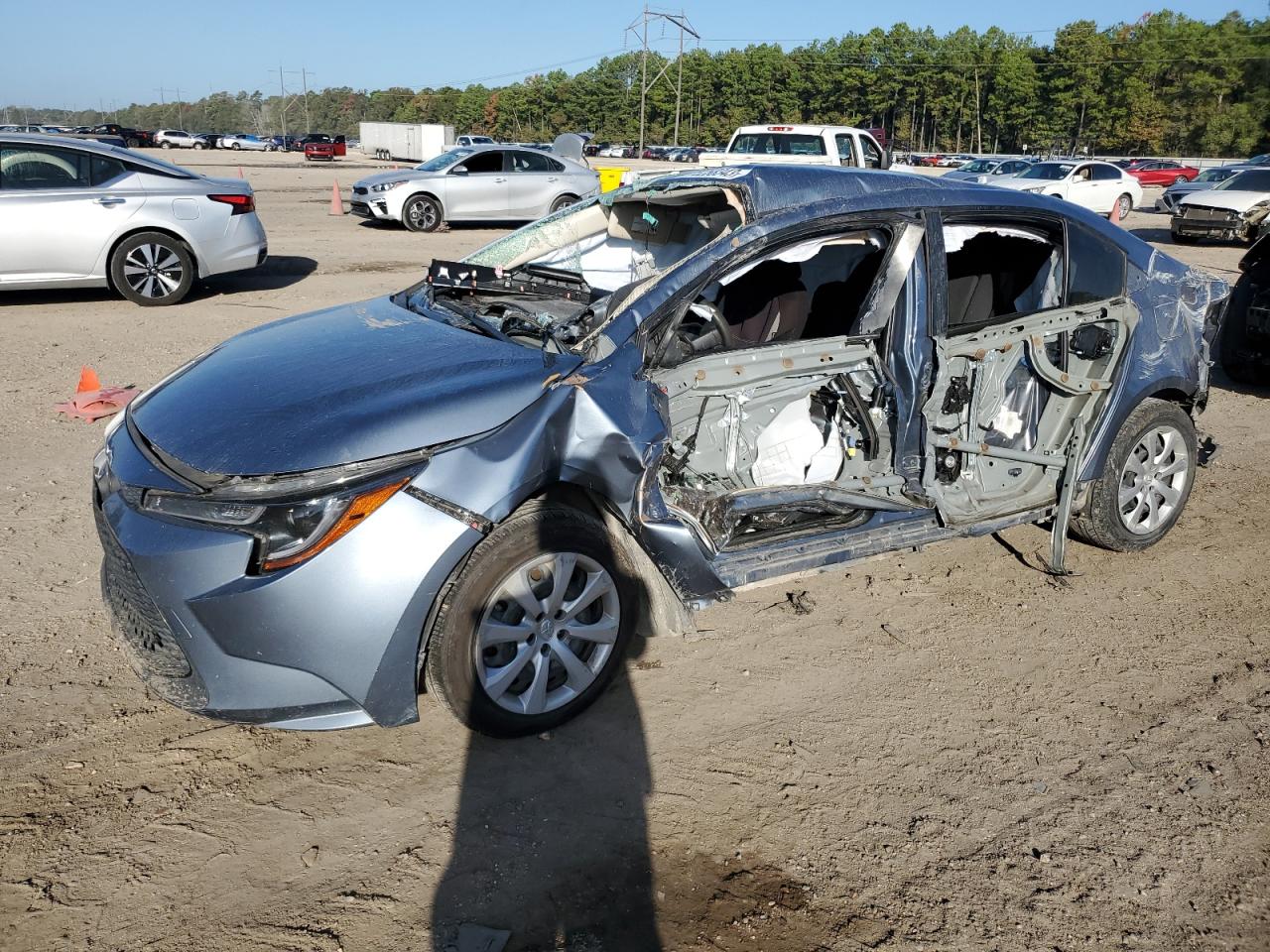 Obraz 1 z 2020 TOYOTA COROLLA LE 2020 z VIN JTDEPRAE7LJ110851