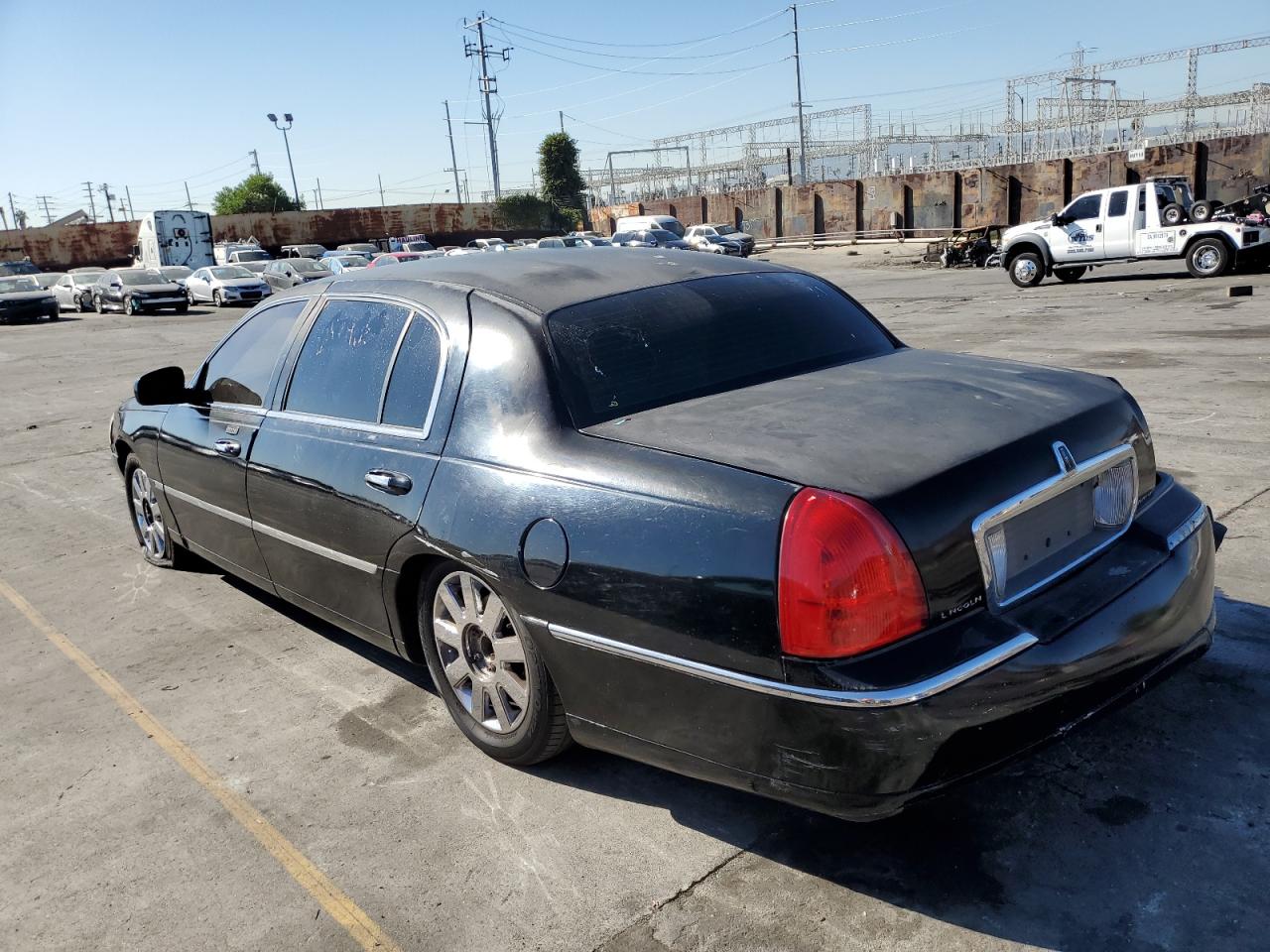 Image 2 of 2005 LINCOLN TOWN CAR EXECUTIVE L 2005 with VIN 1LNHM84W65Y615418