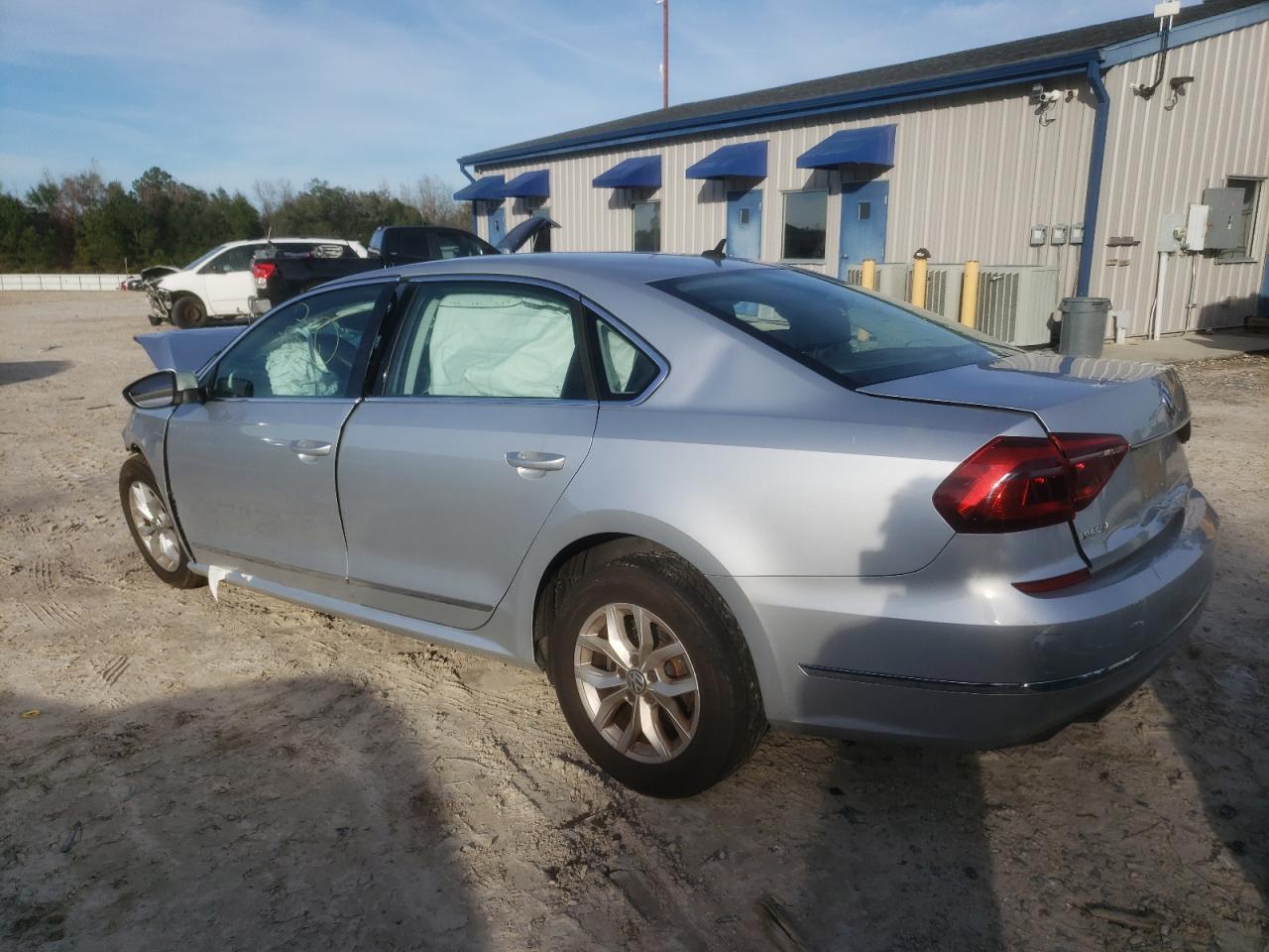 Obraz 2 z 2017 VOLKSWAGEN PASSAT S 2017 z VIN 1VWAT7A37HC040130