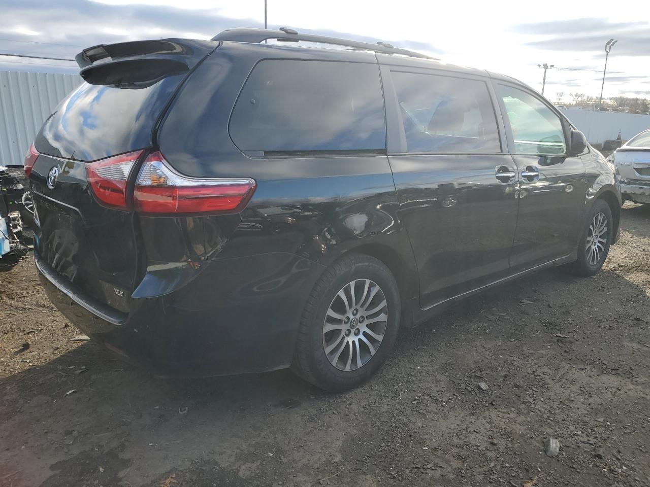 Image 3 of 2020 TOYOTA SIENNA XLE 2020 with VIN 5TDYZ3DC4LS040663