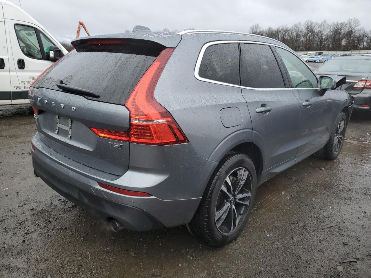 Image 3 of 2021 VOLVO XC60 T5 MOMENTUM 2021 with VIN YV4102RK1M1826910