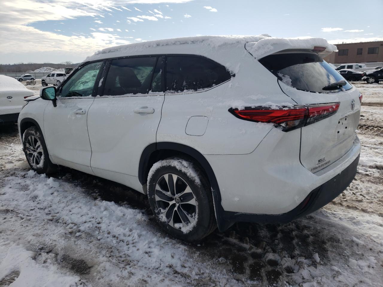 Image 2 of 2022 TOYOTA HIGHLANDER XLE 2022 with VIN 5TDGZRBH1NS201535