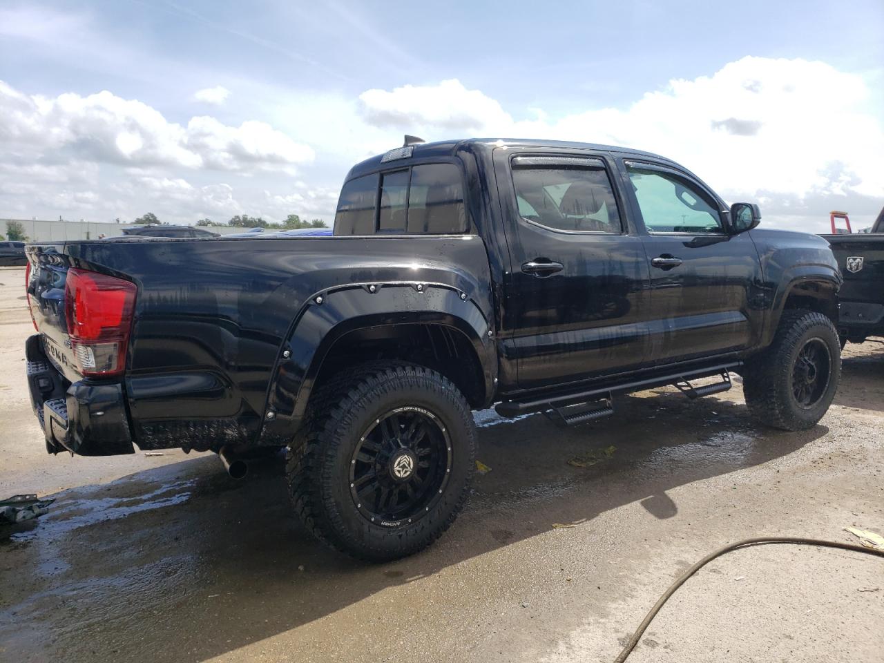 Obraz 3 z 2020 TOYOTA TACOMA DOUBLE CAB 2020 z VIN 3TYCZ5AN0LT003478