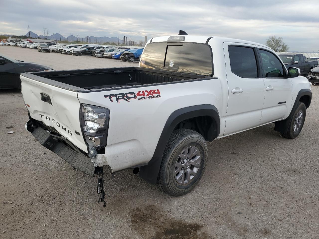 Obraz 3 z 2021 TOYOTA TACOMA DOUBLE CAB 2021 z VIN 3TMCZ5AN6MM402506