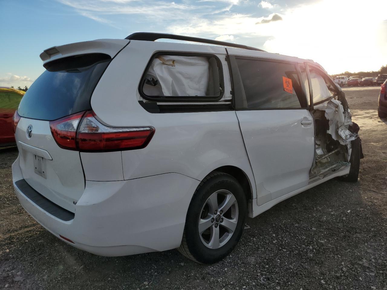 Image 3 of 2018 TOYOTA SIENNA LE 2018 with VIN 5TDKZ3DC2JS906282