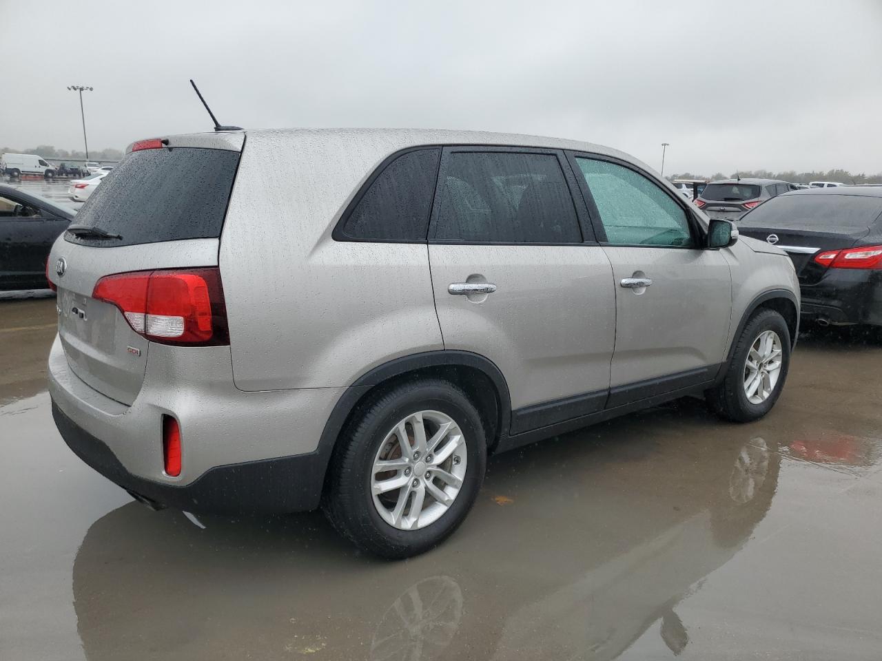 Image 3 of 2015 KIA SORENTO LX 2015 with VIN 5XYKT3A64FG641952