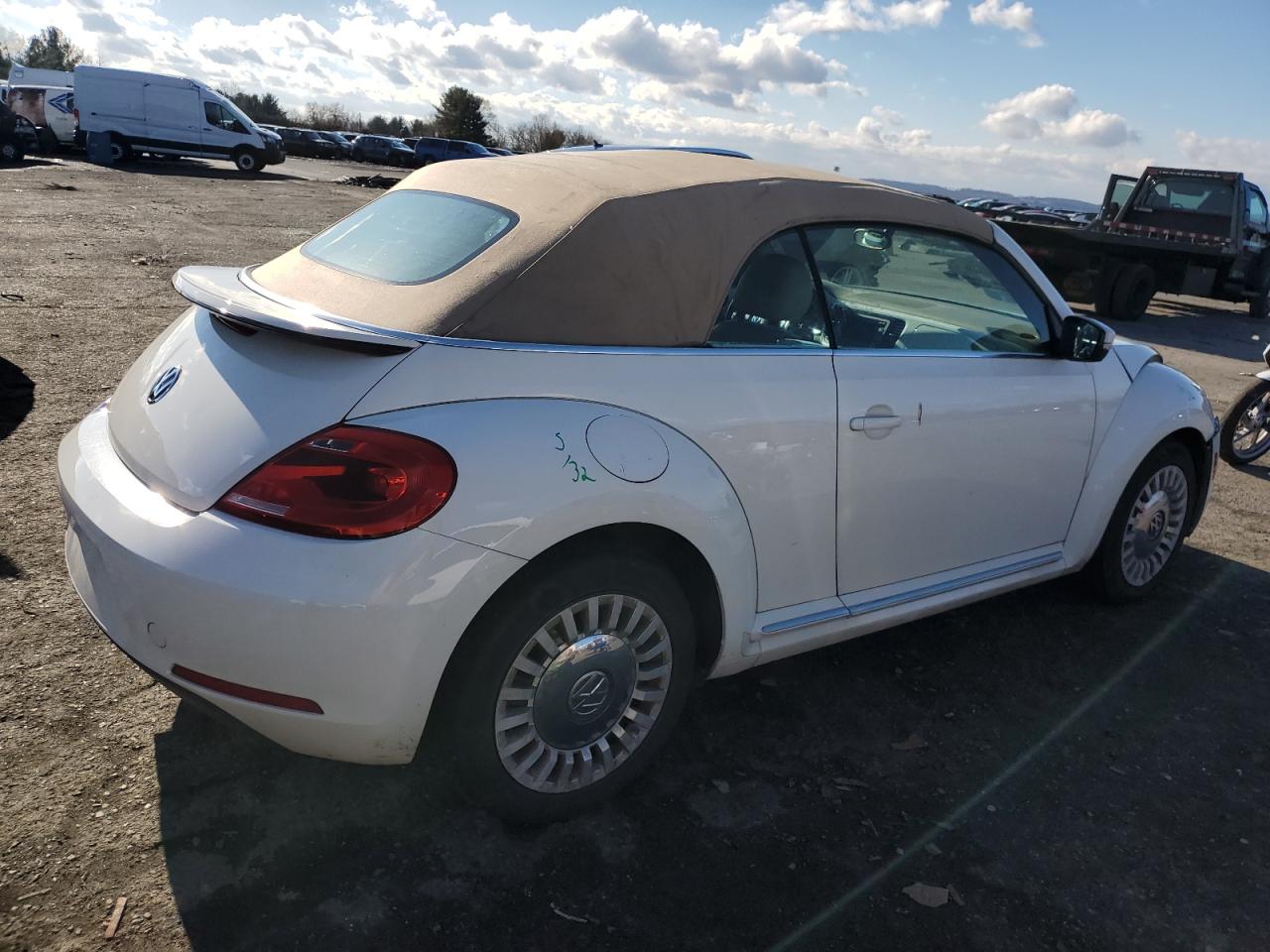 Изображение 3 2014 VOLKSWAGEN BEETLE  2014 с VIN 3VW5P7AT7EM801593