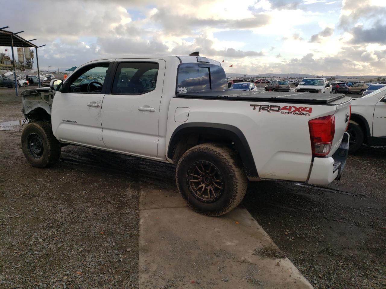 Obraz 2 z 2017 TOYOTA TACOMA DOUBLE CAB 2017 z VIN 5TFCZ5AN0HX102167