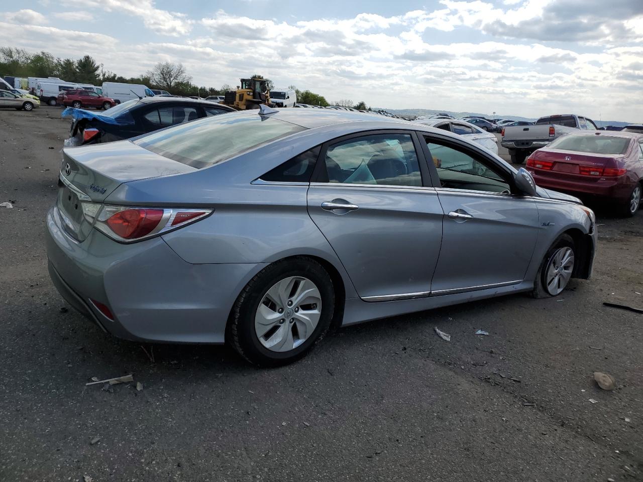 Image 3 of 2014 HYUNDAI SONATA HYBRID 2014 with VIN KMHEC4A45EA117981