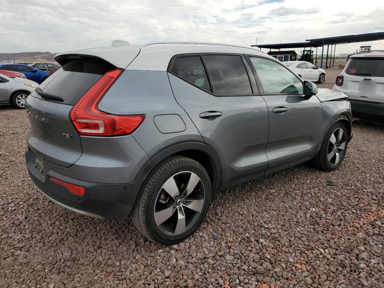 Image 3 of 2019 VOLVO XC40 T5 MOMENTUM 2019 with VIN YV4162XZ0K2006999