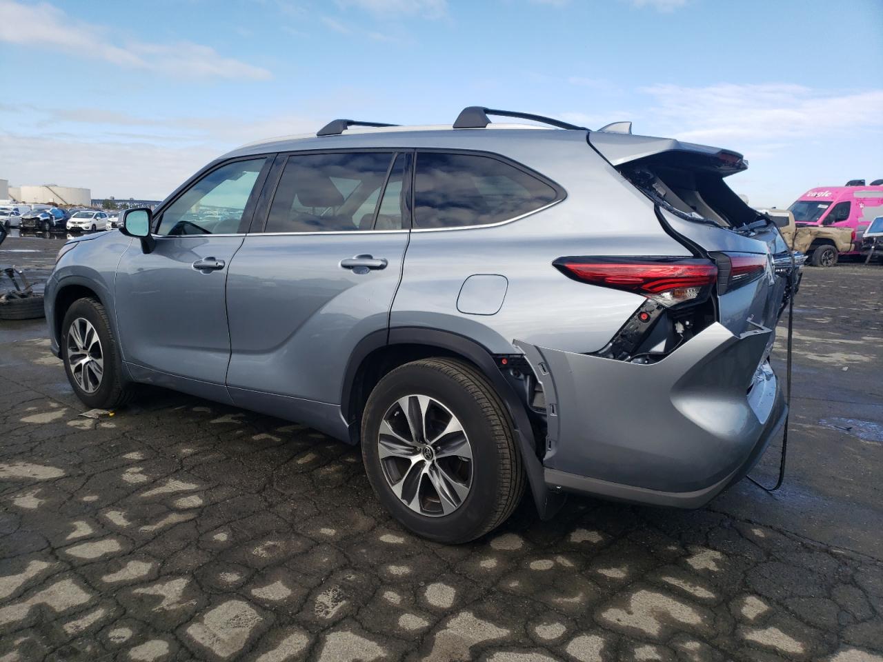 Image 2 of 2022 TOYOTA HIGHLANDER XLE 2022 with VIN 5TDHZRBH0NS173795