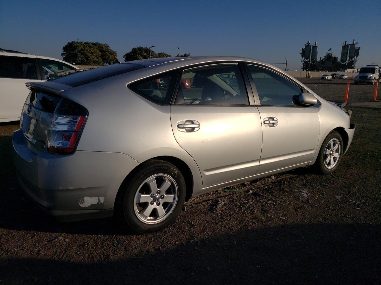 Image 3 of 2005 TOYOTA PRIUS  2005 with VIN JTDKB20UX53074582