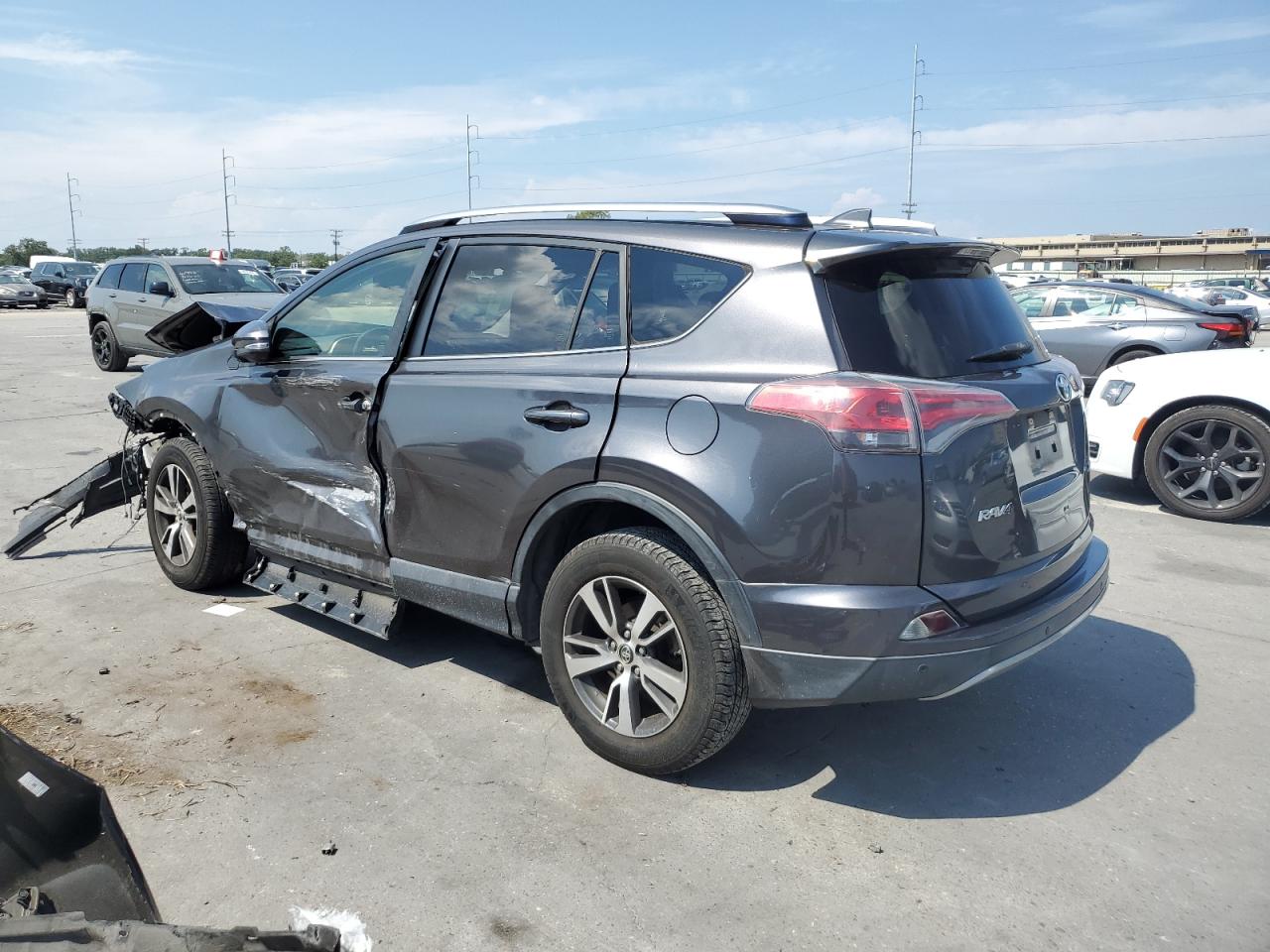 Изображение 2 2017 TOYOTA RAV4 XLE 2017 с VIN JTMWFREV8HJ105778
