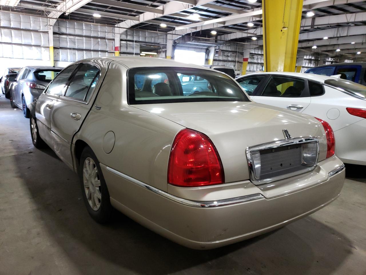 Obraz 2 z 2009 LINCOLN TOWN CAR SIGNATURE LIMITED 2009 z VIN 2LNHM82VX9X617091