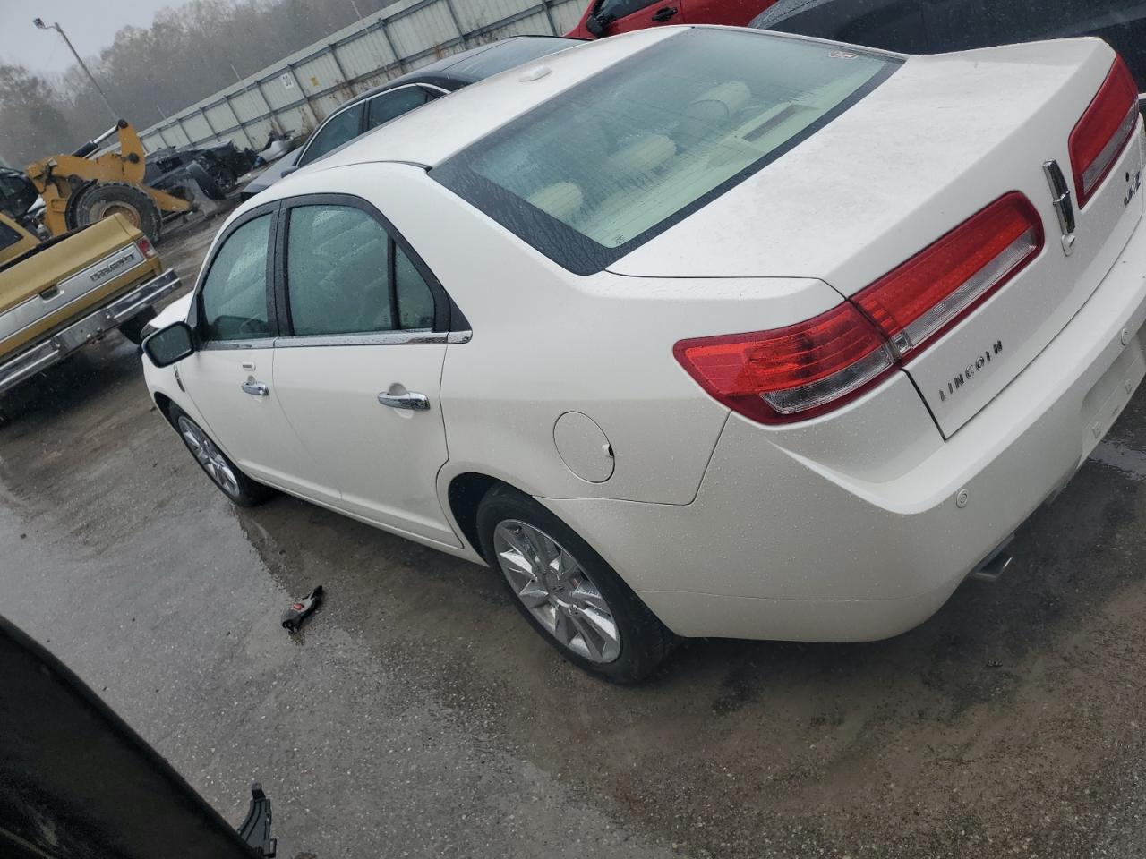 Obraz 2 z 2010 LINCOLN MKZ  2010 z VIN 3LNHL2GCXAR750718