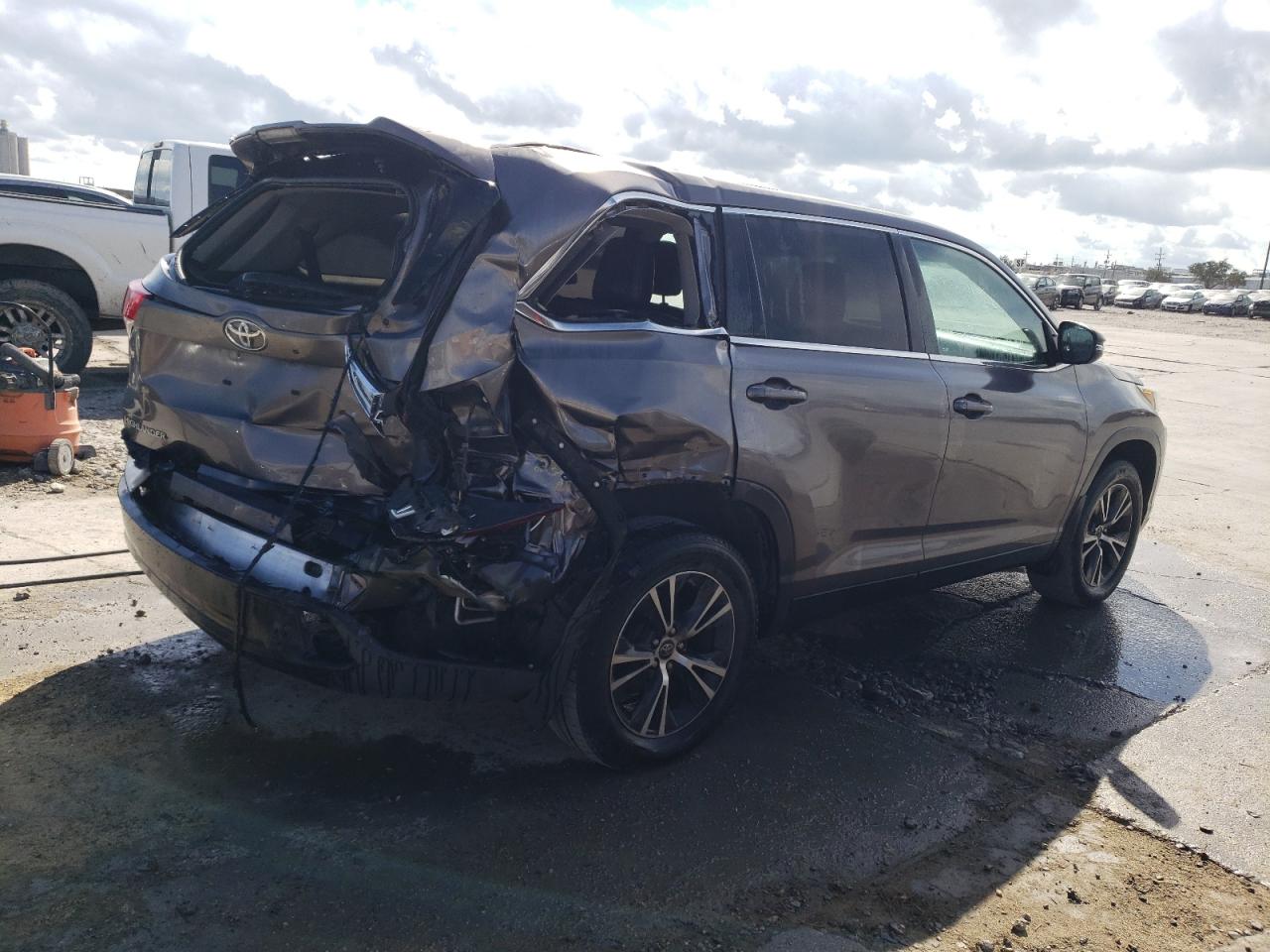 Image 3 of 2019 TOYOTA HIGHLANDER LE 2019 with VIN 5TDBZRFHXKS975010