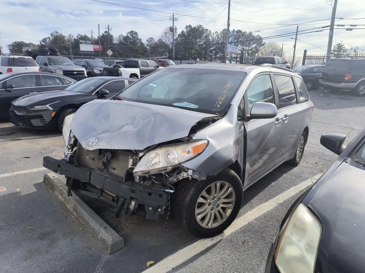 Image 2 of 2015 TOYOTA SIENNA XLE 2015 with VIN 5TDYK3DC0FS647331