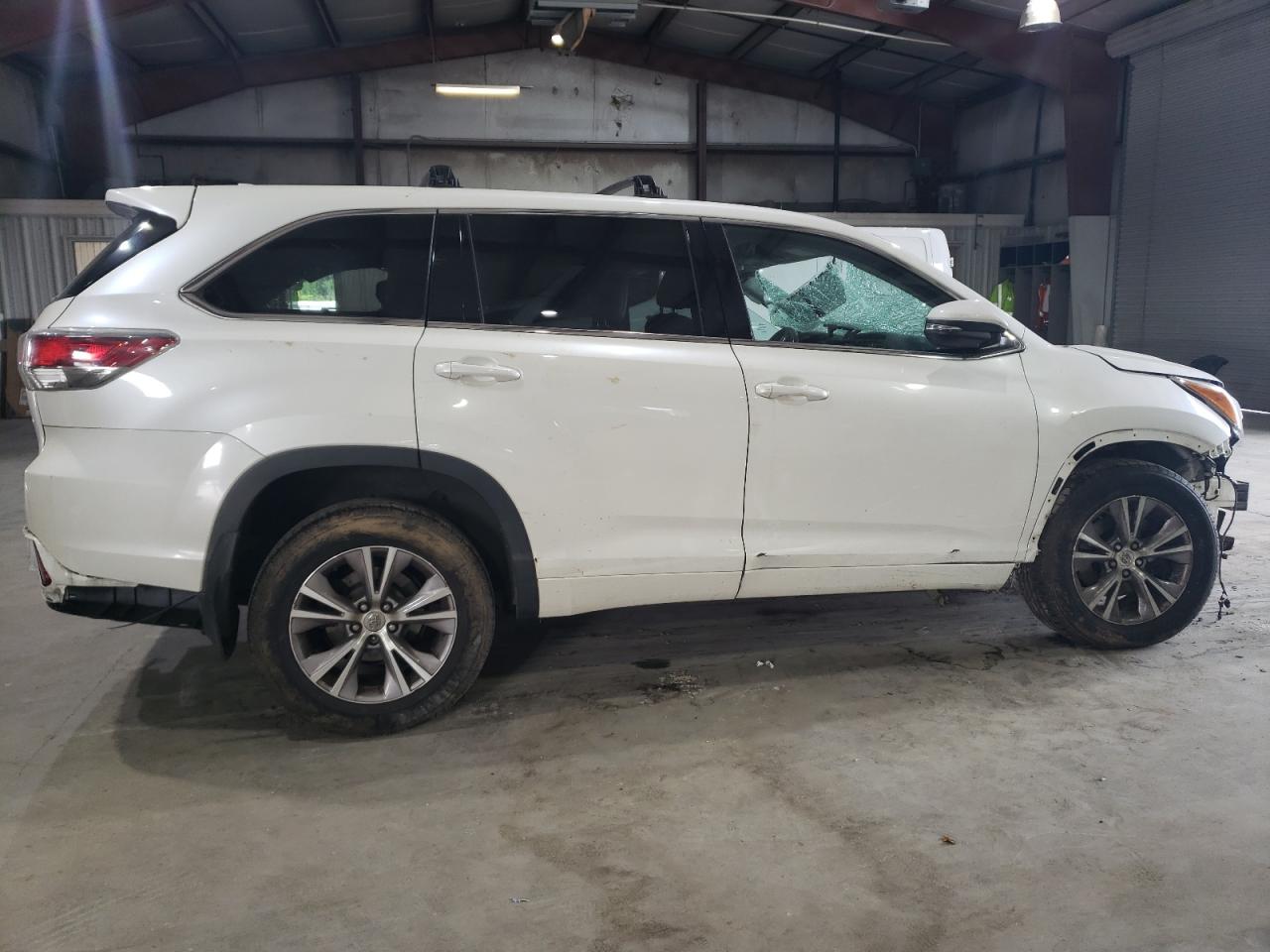 Image 3 of 2015 TOYOTA HIGHLANDER LE 2015 with VIN 5TDBKRFH7FS109775